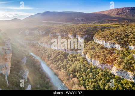 Point de vue de l'Èbre, Canyon près de Pesquera de Ebro, village région Paramos, Burgos, Espagne Banque D'Images