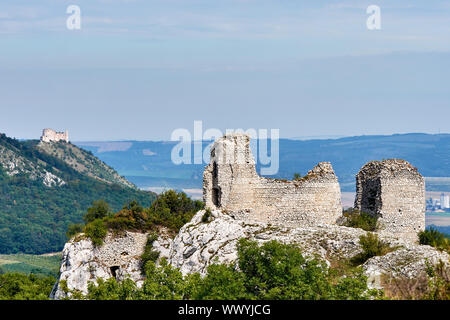 Vue de la Palava zone protégée dans le sud de la Moravie. Sirotci hradek ruines en destination touristique en République tchèque. Banque D'Images