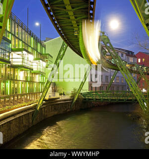 Déménagement Wuppertal téléphérique sur la rivière Wupper le soir, Wuppertal, Allemagne, Europe Banque D'Images