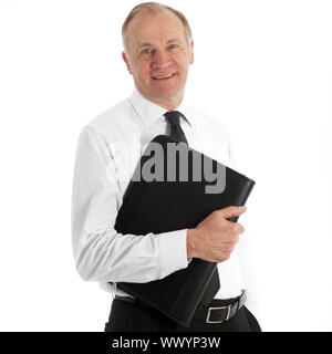 Friendly d'affaires d'âge moyen dans sa chemise souriant à l'appareil photo avec un portefeuille en cuir sous le bras Banque D'Images