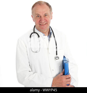 Smiling senior médecin portant un stéthoscope avec les dossiers des patients sous son bras isolated on white Banque D'Images