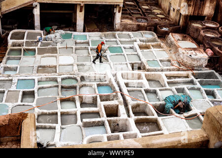 Sites touristiques du Maroc. Les Tanneries de Fès. Les citernes avec des colorants et des cuves dans l'atelier du cuir traditionnel de Fès. Maroc, Fes 04.21.2019 Banque D'Images