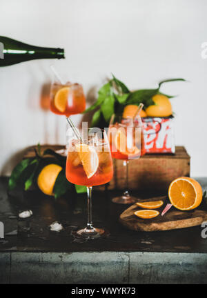 Aperol Spritz cocktail dans des verres avec des tranches d'orange Banque D'Images