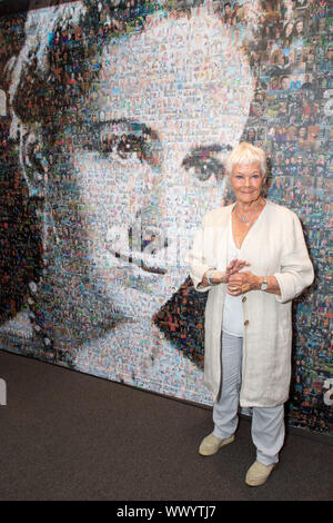 Dame Judi Dench dévoile une peinture murale de l'actrice Dame Peggy Ashcroft par l'artiste Helen Marshall, lors de la réouverture de l'Ashcroft Playhouse au Fairfield Halls, Croydon. PA Photo. Photo date : lundi 16 septembre, 2019. Voir PA story SHOWBIZ Dench. Crédit photo doit se lire : Dominic Lipinski/PA Wire Banque D'Images