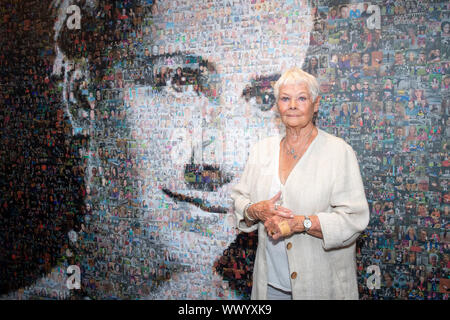 Dame Judi Dench dévoile une peinture murale de l'actrice Dame Peggy Ashcroft par l'artiste Helen Marshall, lors de la réouverture de l'Ashcroft Playhouse au Fairfield Halls, Croydon. PA Photo. Photo date : lundi 16 septembre, 2019. Voir PA story SHOWBIZ Dench. Crédit photo doit se lire : Dominic Lipinski/PA Wire Banque D'Images