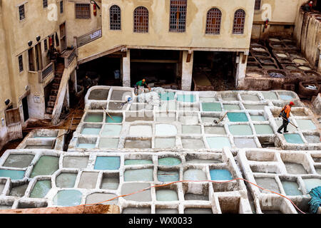 Sites touristiques du Maroc. Les Tanneries de Fès. Les citernes avec des colorants et des cuves dans l'atelier du cuir traditionnel de Fès. Maroc, Fes 04.21.2019 Banque D'Images