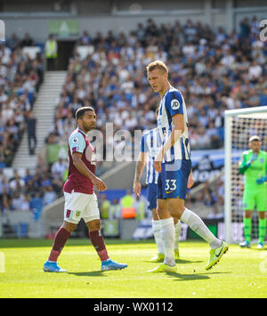 Dan brûler plus de tours de Brighton Aaron Lennon de Burnley au cours de la Premier League match entre Brighton et Hove Albion et de Burnley à l'American Express Community Stadium , Brighton , 14 septembre 2019 - éditorial uniquement. Pas de merchandising. Pour des images de football Premier League FA et restrictions s'appliquent inc. aucun internet/mobile l'usage sans licence FAPL - pour plus de détails Football Dataco contact Banque D'Images