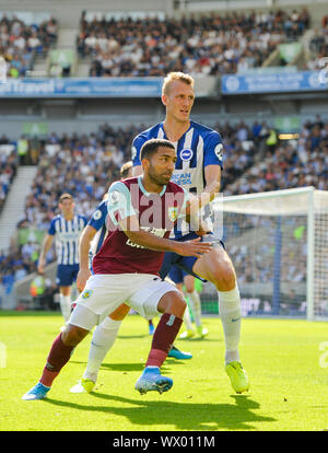 DaN Burn de Brighton domine Aaron Lennon de Burnley lors du match de Premier League entre Brighton et Hove Albion et Burnley à l'American Express Community Stadium, Brighton , 14 septembre 2019Dans Simon Dack / Telephoto Images - usage éditorial uniquement. Pas de merchandising. Pour les images de football des restrictions FA et Premier League s'appliquent inc. Aucune utilisation Internet/mobile sans licence FAPL - pour plus de détails contacter football Dataco Banque D'Images