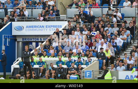 Les fans dans les nouveaux sièges 'The Dugout' pendant le match de premier League entre Brighton et Hove Albion et Burnley au American Express Community Stadium , Brighton , 14 septembre 2019 photo Simon Dack / images téléphoto usage éditorial exclusif. Pas de merchandising. Pour Football images, les restrictions FA et premier League s'appliquent inc. aucune utilisation d'Internet/mobile sans licence FAPL - pour plus de détails, contactez Football Dataco Banque D'Images