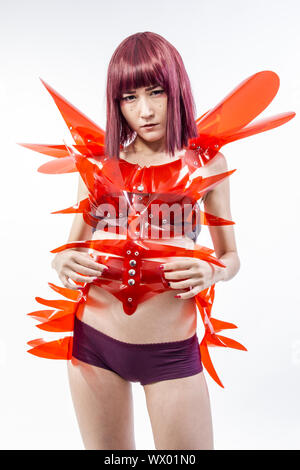 Asian woman cosplayeuse avec costume futuriste en rouge, faite de pvc et plastiques transparents. orientale Banque D'Images