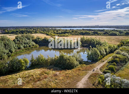 Sur le lac Molesey Heath réserve naturelle avec réservoir au-delà de la grange de l'île. West Molesey, Surrey, UK. Banque D'Images