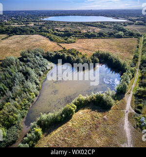 Sur le lac Molesey Heath réserve naturelle avec réservoir au-delà de la grange de l'île. West Molesey, Surrey, UK. Banque D'Images