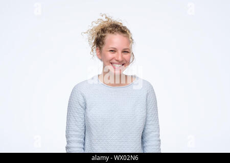 Jeune blonde curly laughing woman ayant l'humeur positive. Studio shot. Banque D'Images