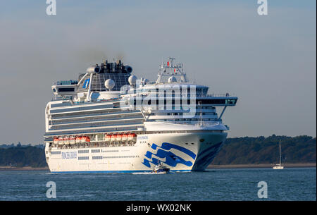 MV Sapphire Princess bateau de croisière quitte Southampton, Hampshire, England, UK Banque D'Images