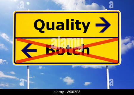 Concept d'entreprise de qualité ou de bâcler avec yellow road sign Banque D'Images