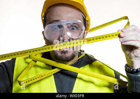 Un homme qui veut faire un travail sans connaissance, sans expérience de travail. Faire vous-même, l'homme habillé en jaune builder casque wi Banque D'Images