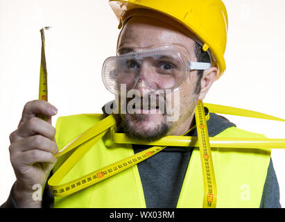 Un homme qui veut faire un travail sans connaissance, sans expérience de travail. Faire vous-même, l'homme habillé en jaune builder casque wi Banque D'Images