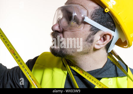 Un homme qui veut faire un travail sans connaissance, sans expérience de travail. Faire vous-même, l'homme habillé en jaune builder casque wi Banque D'Images