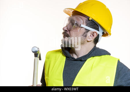 Faire vous-même, l'homme habillé en jaune builder Casque avec lunettes de protection prêt à commencer les travaux de construction Banque D'Images