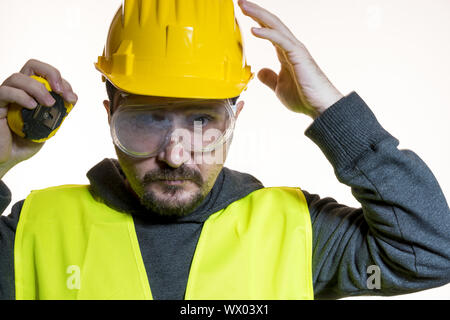 Passe-temps d'un homme qui veut faire un travail sans connaissance, sans expérience de travail. Faire vous-même, l'homme habillé en jaune builder hel Banque D'Images