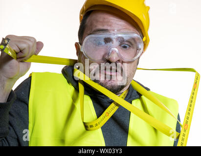 Odd Job, un homme qui veut faire un travail sans connaissance, sans expérience de travail. Faire vous-même, l'homme habillé en jaune builder Banque D'Images