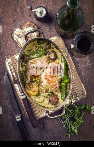 Lapin aux Légumes et champignons en sauce à la crème au vin blanc en vue de dessus dans un fait-tout Banque D'Images