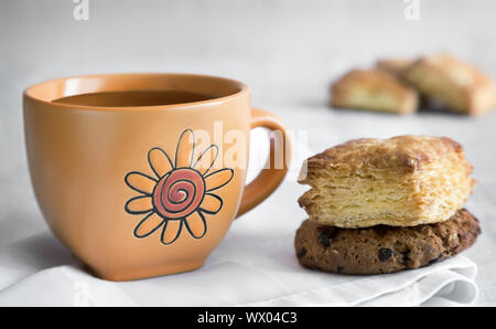 Une tasse de thé et de délicieux cookies. Banque D'Images