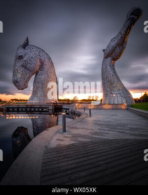 Les Kelpies au coucher du soleil, etc. et Clyde Canal au parc Helix, Falkirk, Stirlingshire, Scotland, Royaume-Uni, Europe Banque D'Images