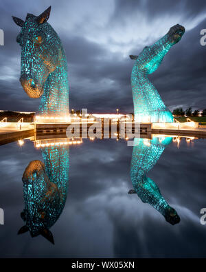 L'heure bleue à Kelpies, Forth and Clyde Canal au parc Helix, Falkirk, Stirlingshire, Scotland, Royaume-Uni, Europe Banque D'Images