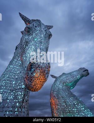 L'heure bleue à Kelpies, Forth and Clyde Canal au parc Helix, Falkirk, Stirlingshire, Scotland, Royaume-Uni, Europe Banque D'Images