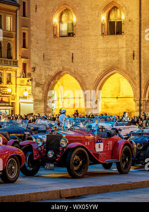 1000 Miglia à Piazza Maggiore, Bologne, Emilie-Romagne, Italie, Europe Banque D'Images