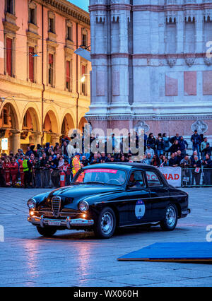 Alfa Romeo voiture vintage, 1000 Miglia, à la Piazza Maggiore, Bologne, Emilie-Romagne, Italie, Europe Banque D'Images