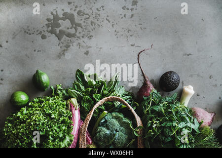 Les légumes biologiques frais et sain, les verts de marché sur fond de béton Banque D'Images