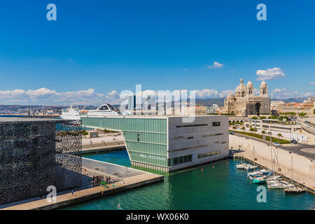 Vue de la cathédrale de Marseille, MuCEM, Villa et Méditerranée, Provence, Provence Alpes Cote d'Azur, France, Europe, Méditerranée Banque D'Images