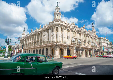 Scène de rue avec des voitures d'époque et le Gran Teatro de La Habana, La Havane, Cuba, Antilles, Caraïbes, Amérique Centrale Banque D'Images