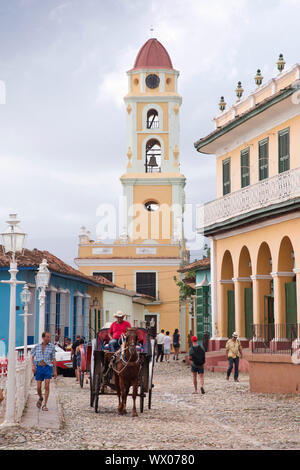 Scène de rue la Plaza Mayor avec Eglise Franciscaine à l'arrière-plan, l'UNESCO, Trinidad, Cuba, Antilles, Caraïbes, Amérique Centrale Banque D'Images