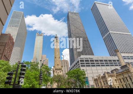 Vue de la tour de l'eau et la John Hancock Tower sur Michigan Avenue, Chicago, Illinois, États-Unis d'Amérique, Amérique du Nord Banque D'Images