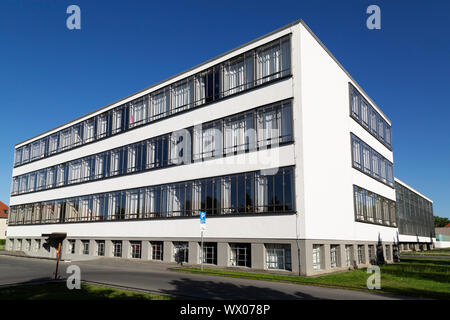 Le bâtiment du Bauhaus, conçu par Walter Gropius en 1926, l'UNESCO World Heritage Site, Dessau, Sachsen-Anhalt, Allemagne, Europe Banque D'Images