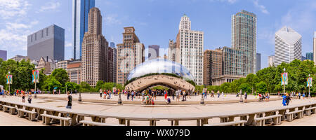 Avis de Cloud Gate (le Bean), Millennium Park, le centre-ville de Chicago, Illinois, États-Unis d'Amérique, Amérique du Nord Banque D'Images