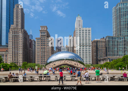 Avis de Cloud Gate (le Bean), Millennium Park, le centre-ville de Chicago, Illinois, États-Unis d'Amérique, Amérique du Nord Banque D'Images