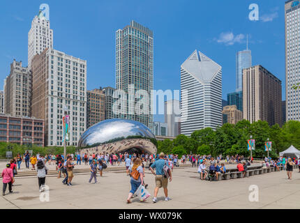 Avis de Cloud Gate (le Bean), Millennium Park, le centre-ville de Chicago, Illinois, États-Unis d'Amérique, Amérique du Nord Banque D'Images