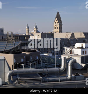 Des toits avec clochers de la basilique des Saints Apôtres, Cologne, Rhénanie, Allemagne, Europe Banque D'Images