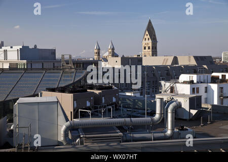 Des toits avec clochers de la basilique des Saints Apôtres, Cologne, Rhénanie, Allemagne, Europe Banque D'Images