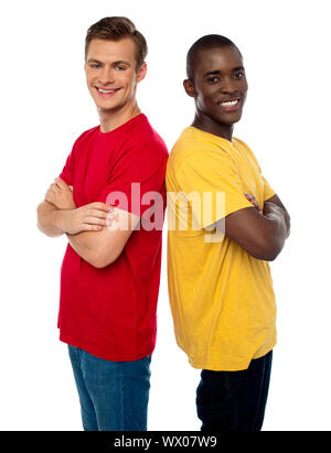 Friends posing dos à dos avec les bras croisés isolated on white Banque D'Images