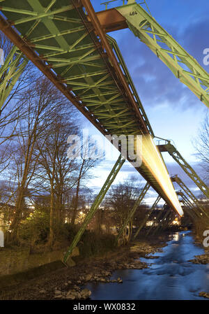 La voie de chemin de fer de suspension d'éclairage sur la rivière Wupper, Wuppertal, Germany, Europe Banque D'Images