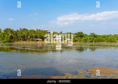 Grande lagune côtière panoramique à Rekawa près de la petite ville de Tangalle, au Sri Lanka Banque D'Images