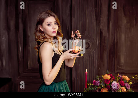 Belle jeune fille à la mode sur fond d'un potager à l'automne Banque D'Images