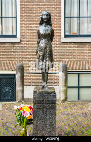 Statue d'Anne Frank à l'extérieur de l'église Westerkerk, Amsterdam, Hollande du Nord, les Pays-Bas, Europe Banque D'Images