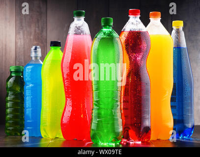 Les bouteilles en plastique d'un assortiment de boissons gazeuses non alcoolisées dans une variété de couleurs Banque D'Images