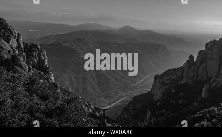 Une photo en noir et blanc du paysage de Montserrat comme vu depuis le belvédère. Banque D'Images